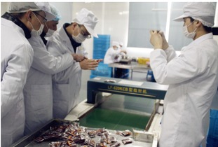 安全零食背后的“硬核”科技 探訪良品鋪子零食工廠與碳酸鈣技術研發溯源